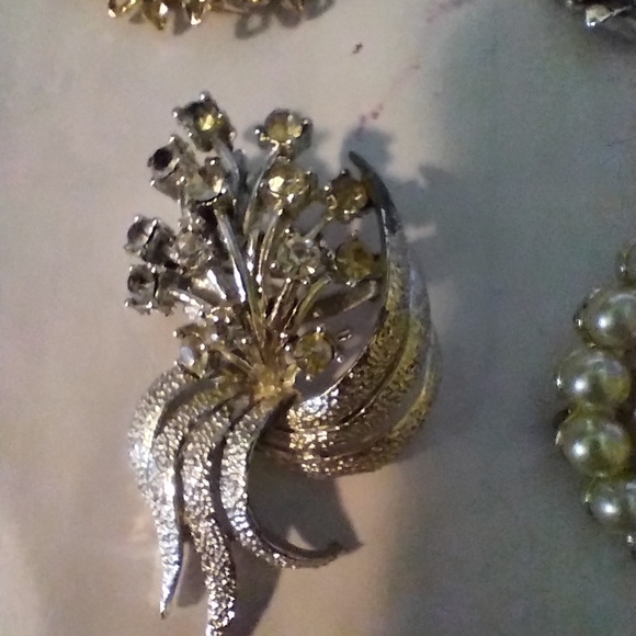 Elegant Silver and Gold Brooch Set - Picture 3 of 6